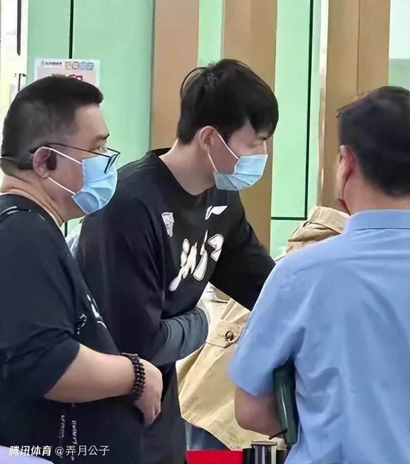 第33分钟，科瓦契奇左路下底传到禁区门前努内斯跟上推射打高了，随后裁判吹罚越位在先。
